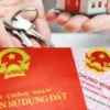 So sánh giữa cắm sổ đỏ ngân hàng và tai tiệm cầm đồ