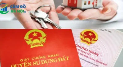 So sánh giữa cắm sổ đỏ ngân hàng và tai tiệm cầm đồ